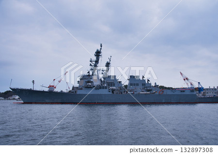 停泊在橫須賀港的船隻 132897308