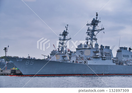 停泊在橫須賀港的船隻 132897309
