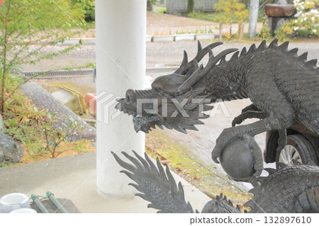 吉祥寺水池中的龍,四國巡禮的第63座寺廟 吉祥寺水池中的龍,四國巡禮的第63座寺廟 132897610