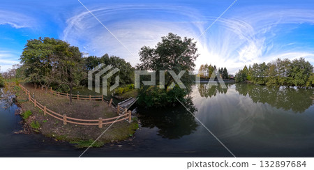 暮葉山公園城市綠化植物園池塘的秋景全景 暮葉山公園城市綠化植物園池塘的秋景全景 132897684