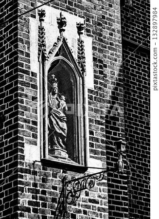 Urban Rhythm Architecture in Black White 132897984