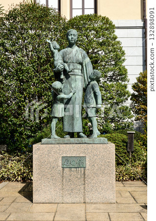 Statue of Yasukuni Shrine mother Statue of Yasukuni Shrine mother 132898091