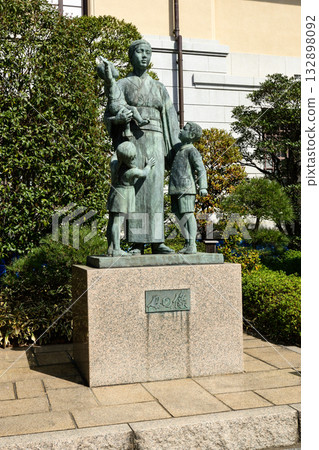 Statue of Yasukuni Shrine mother Statue of Yasukuni Shrine mother 132898092