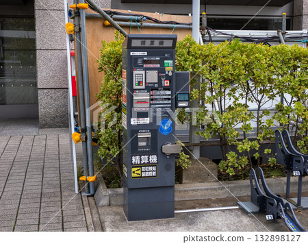 無人收費自行車停車場的繳費機 132898127