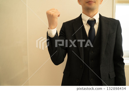 打膽量姿勢的商人 打膽量姿勢的商人 132898434