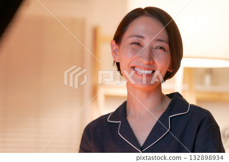 一位身穿睡衣的女士的特寫鏡頭 一位身穿睡衣的女士的特寫鏡頭 132898934