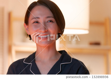 一位身穿睡衣的女士的特寫鏡頭 132898936