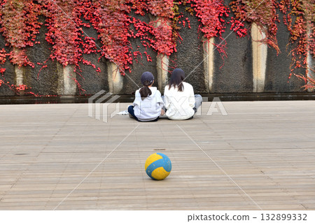 茅崎中央公園的秋天和兩個女孩 132899332