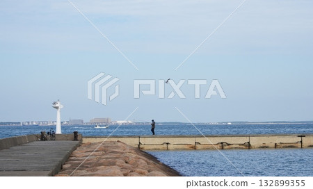 防波堤上的假期－寧靜的釣魚時光 132899355