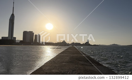 桃地濱寧靜的水域和福岡塔 | 秋季主題的福岡市海岸風光 132899412
