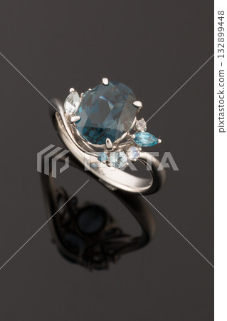 黑色背景上的祖母綠戒指 132899448