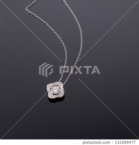 黑色背景上的鑽石項鍊 132899477