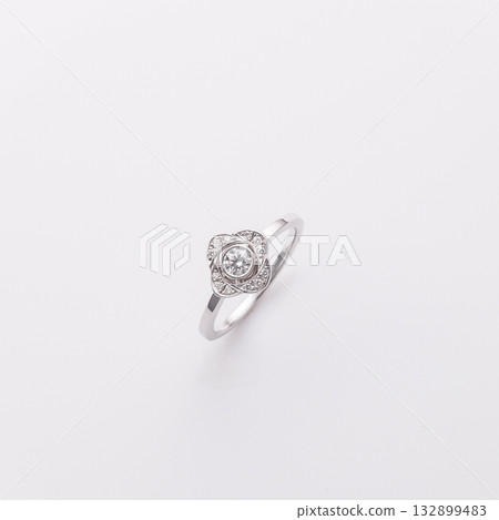 白色背景上的鑽石戒指 132899483