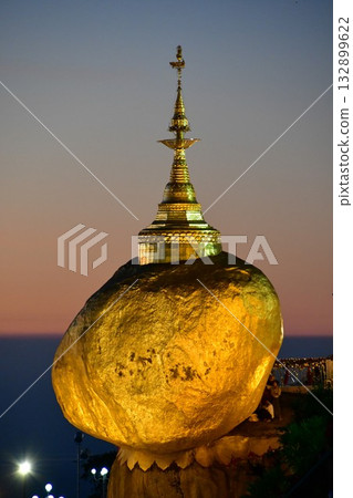Myanmar, Kyaikhtiyo, Kyaikhtiyo Pagoda, Golden Rock, twilight 132899622