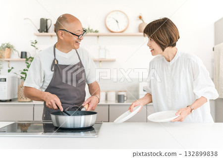 一對老年夫婦在廚房準備餐點（家事、烹飪愛好者、烹飪） 132899838