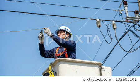 使用高空作業車進行電線檢測工作 132900101