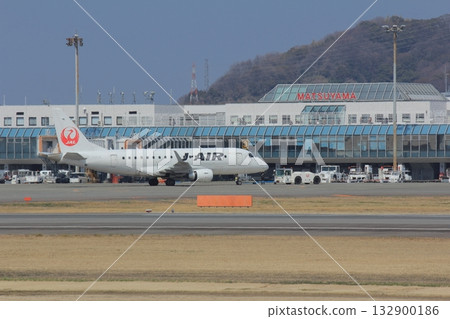 愛媛郡松山機場:一架客機準備起飛 愛媛郡松山機場:一架客機準備起飛 132900186