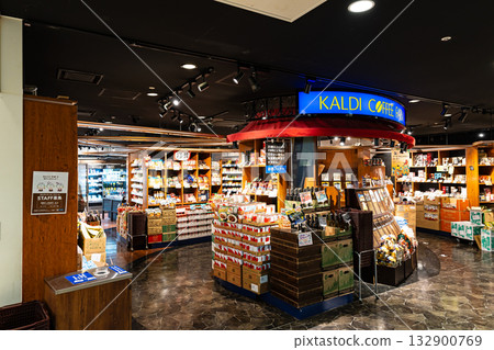 Shopping at Kaldi Coffee Farm Coppice Kichijoji store in Kichijoji Honmachi, Musashino City, Tokyo 132900769