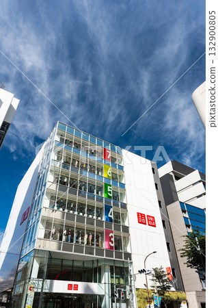 在東京武藏野市吉祥寺本町的優衣庫吉祥寺店購買衣服 在東京武藏野市吉祥寺本町的優衣庫吉祥寺店購買衣服 132900805
