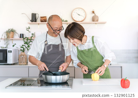 Senior men and women cooking together in the kitchen, married couple, couple (cooking class, home cooking, cooking) Senior men and women cooking together in the kitchen, married couple, couple (cooking class, home cooking, cooking) 132901125