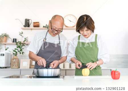 Senior men and women cooking together in the kitchen, married couple, couple (cooking class, home cooking, cooking) Senior men and women cooking together in the kitchen, married couple, couple (cooking class, home cooking, cooking) 132901128