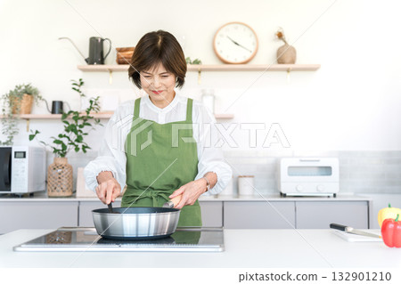 Middle-aged woman cooking in the kitchen (mother's cooking, mother's cooking, cooking) 132901210