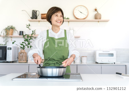 Middle-aged woman cooking in the kitchen (mother's cooking, mother's cooking, cooking) 132901212