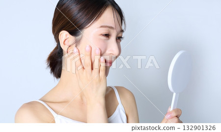 一位女子對著鏡子的肖像，美麗的畫面 132901326