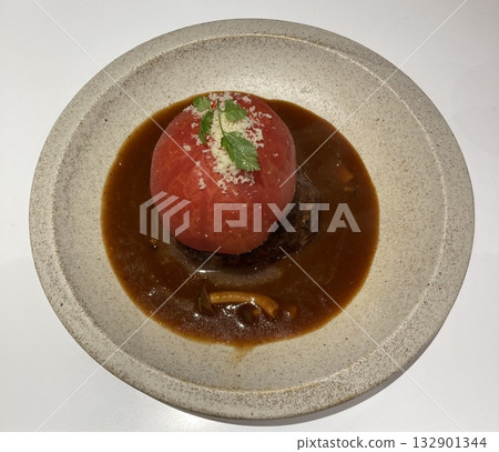 漢堡牛排配整顆番茄 132901344