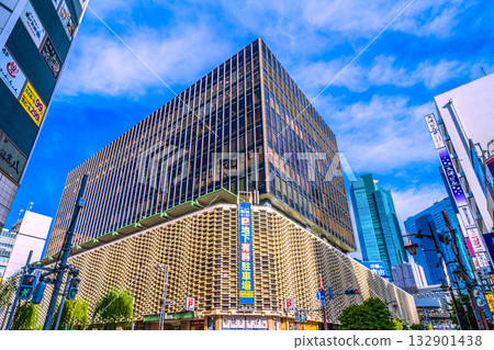 日本東京城市景觀,11月4日。圖中可見新橋站烏森出口(右後方)和新橋大廈。汐留位於右後方。 日本東京城市景觀,11月4日。圖中可見新橋站烏森出口(右後方)和新橋大廈。汐留位於右後方。 132901438