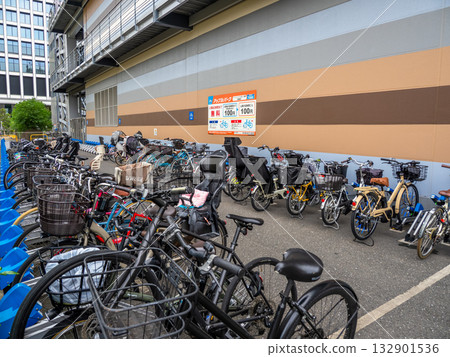 商業設施內設置的無人收費自行車停車場 132901536