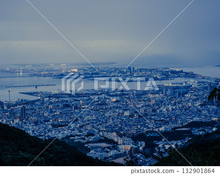 黎明前從六甲山頂俯瞰神戶市夜景 132901864