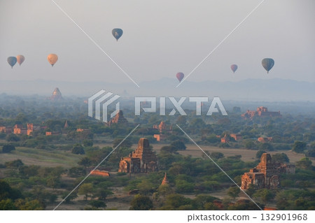 緬甸蒲甘，從蒲甘觀景塔眺望，晨霧中的佛塔，熱氣球 132901968