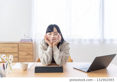 一位年輕女子在學習後休息 一位年輕女子在學習後休息 132902093