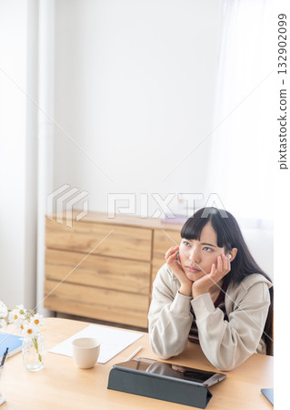 一位年輕女子在學習後休息 132902099