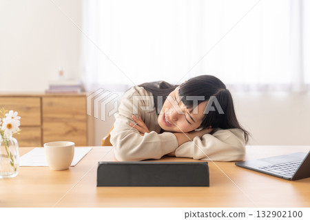 一位年輕女子在學習後休息 一位年輕女子在學習後休息 132902100
