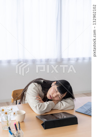 一位年輕女子在學習後休息 一位年輕女子在學習後休息 132902102