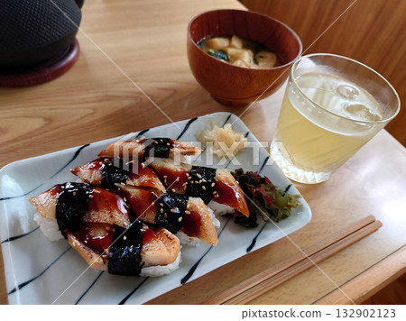 在壽司店享用一盤握壽司來結束這一年(一套六個烤康吉鰻握壽司,配一小碗湯) 在壽司店享用一盤握壽司來結束這一年(一套六個烤康吉鰻握壽司,配一小碗湯) 132902123