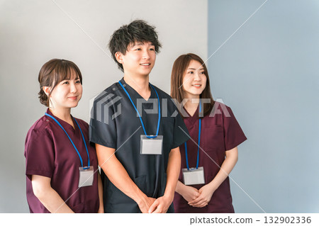 穿著手術服的醫生、醫生和護士 132902336