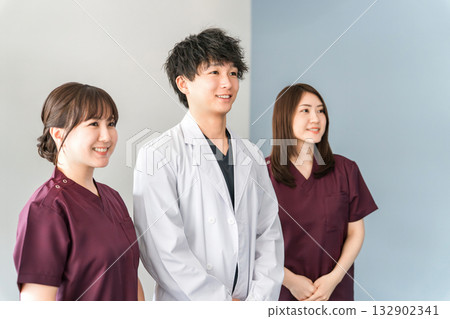 男女醫務人員,包括醫生、護士和穿白大褂和手術服的醫生 男女醫務人員,包括醫生、護士和穿白大褂和手術服的醫生 132902341