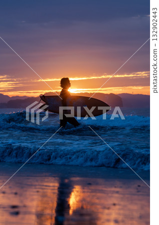 Autumn sunrise at Enoshima and the silhouette of a surfer – A morning in Shonan enveloped in soft light 132902443