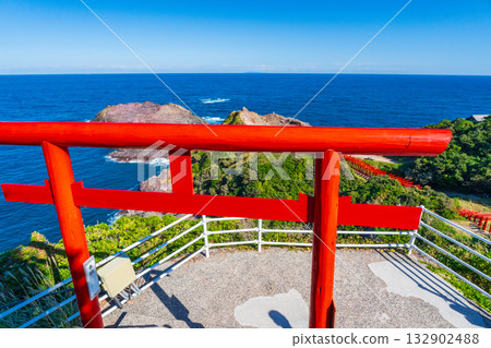 山口縣長門市:元之隅神社的朱紅色鳥居在蔚藍的大海映襯下格外醒目。 山口縣長門市:元之隅神社的朱紅色鳥居在蔚藍的大海映襯下格外醒目。 132902488