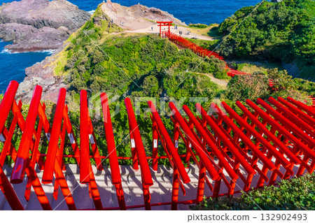 山口縣長門市:元之隅神社的朱紅色鳥居在蔚藍的大海映襯下格外醒目。 山口縣長門市:元之隅神社的朱紅色鳥居在蔚藍的大海映襯下格外醒目。 132902493