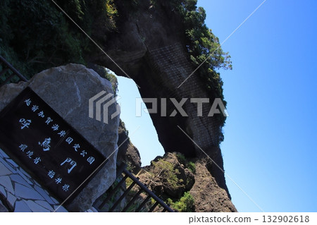 [Fukui Prefecture] Yodorimon Gate, a strange rock formation jutting out into the Sea of Japan 132902618