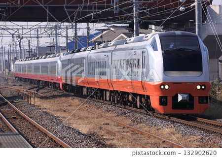 一列長長的E653系特快列車「Fresh Hitachi」號正沿著常磐線飛馳。照片拍攝於2010年12月2日。 132902620