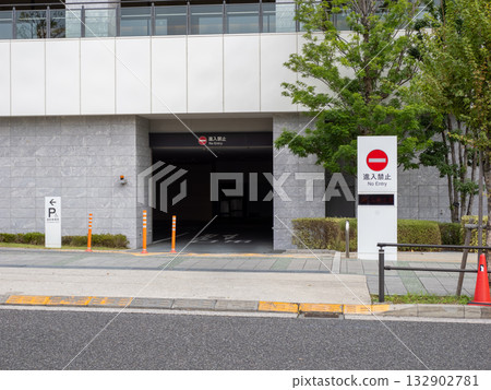 在收費停車場的出口處安裝了「禁止入內」標誌 在收費停車場的出口處安裝了「禁止入內」標誌 132902781