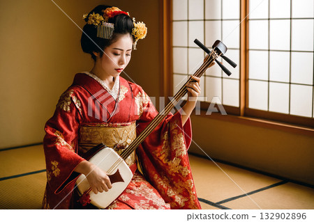 藝伎彈奏三味線 藝伎彈奏三味線 132902896