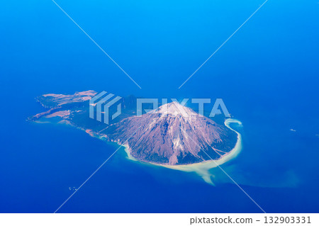 Iwo Jima (Iojima), also known as Satsuma Iwo Jima, is a volcanic island located in Mishima Village, Kagoshima County, Kagoshima Prefecture. 132903331