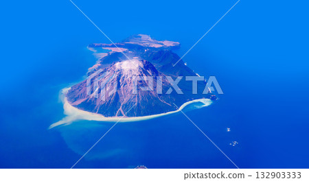 硫磺島（Iwo Jima），又稱薩摩硫磺島，是位於鹿兒島縣鹿兒島郡三島村的火山島。 132903333