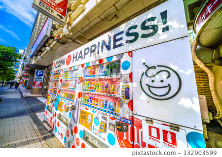 日本東京城市景觀，11月4日。新橋站烏森出口。可以看到新橋大廈牆上排列的一枚一元自動販賣機。 132903599